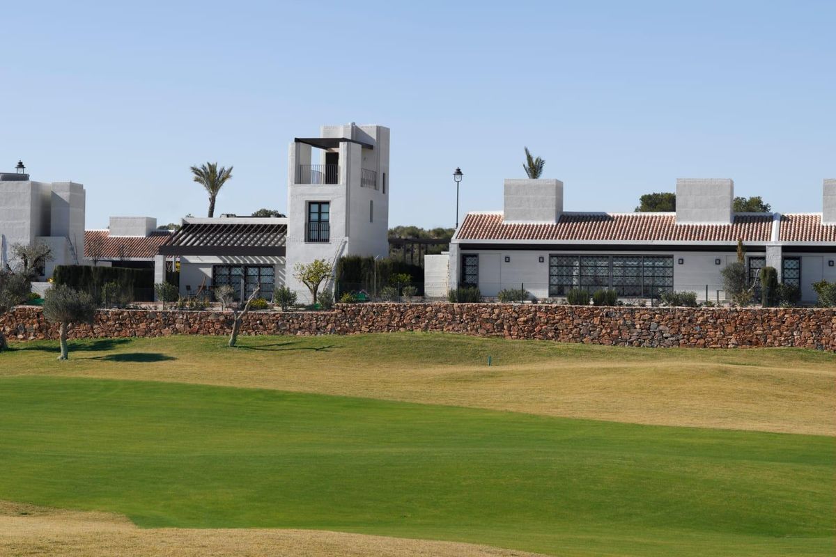 Breedbeeld van een hedendaagse villa in Sucina met uitzicht op de golfbaan, accentueert het unieke ontwerp.