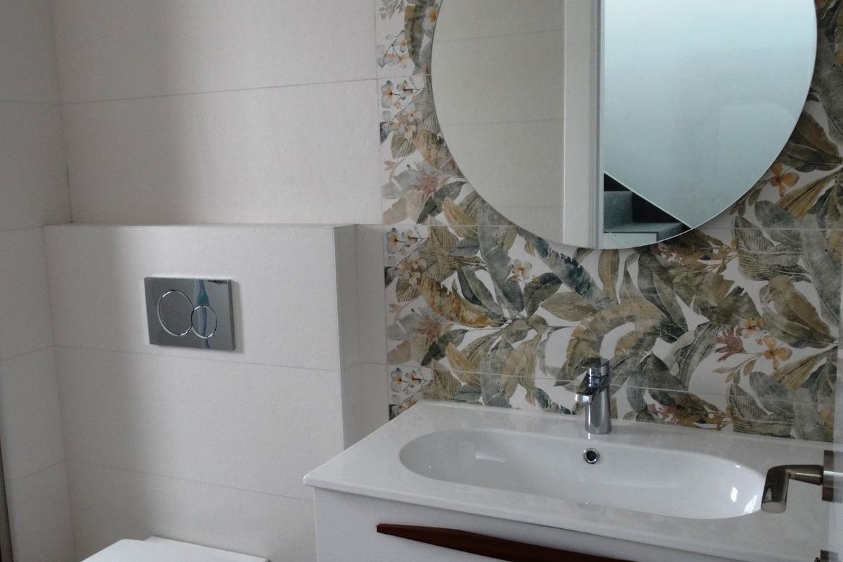 Stijlvolle badkamer met een spiegel en moderne armaturen in een townhouse in San Javier.