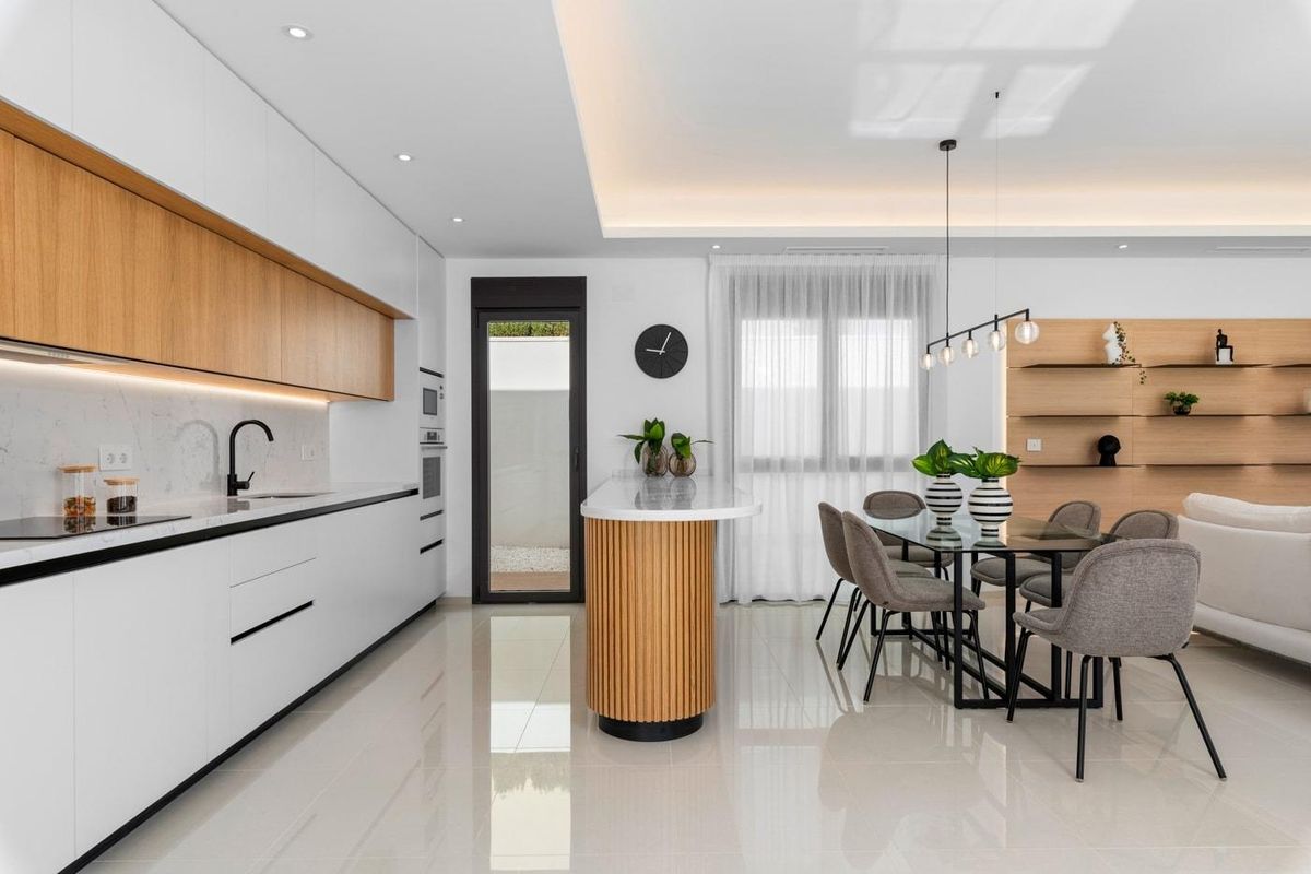 Heldere keuken met een modern ontwerp en uitzicht op buiten in de villa in Rojales.