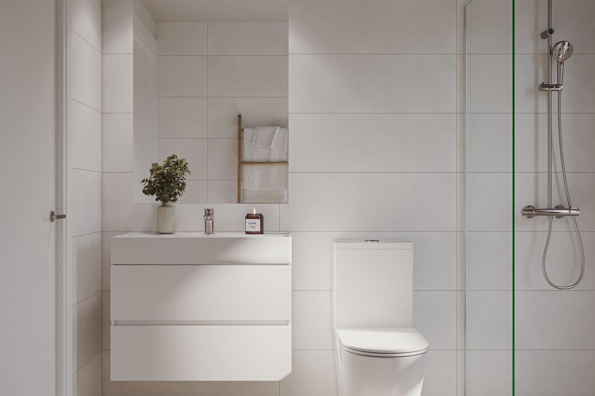 Moderne badkamer met douche en strakke armaturen in een 3-slaapkamer appartement in Estepona, Costa del Sol.