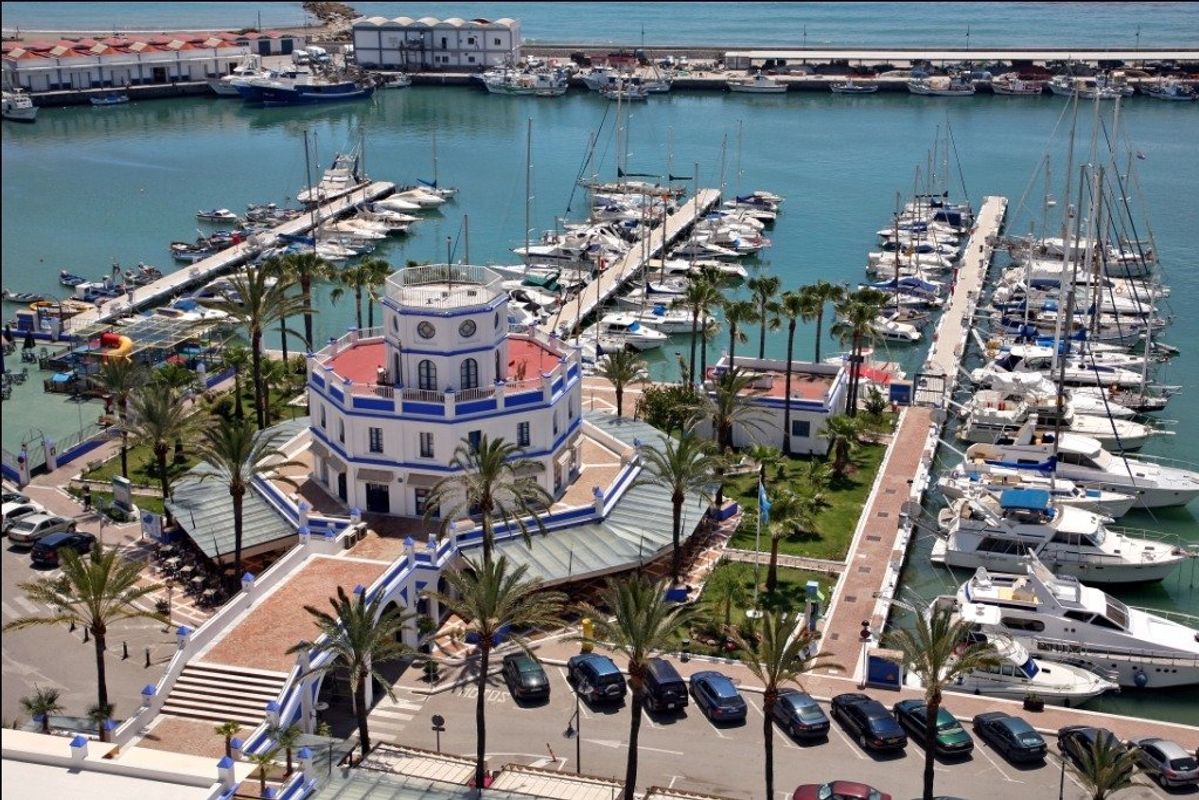 Schilderachtige jachthaven in Estepona met boten en levendige palmbomen, populair voor recreatieve activiteiten.