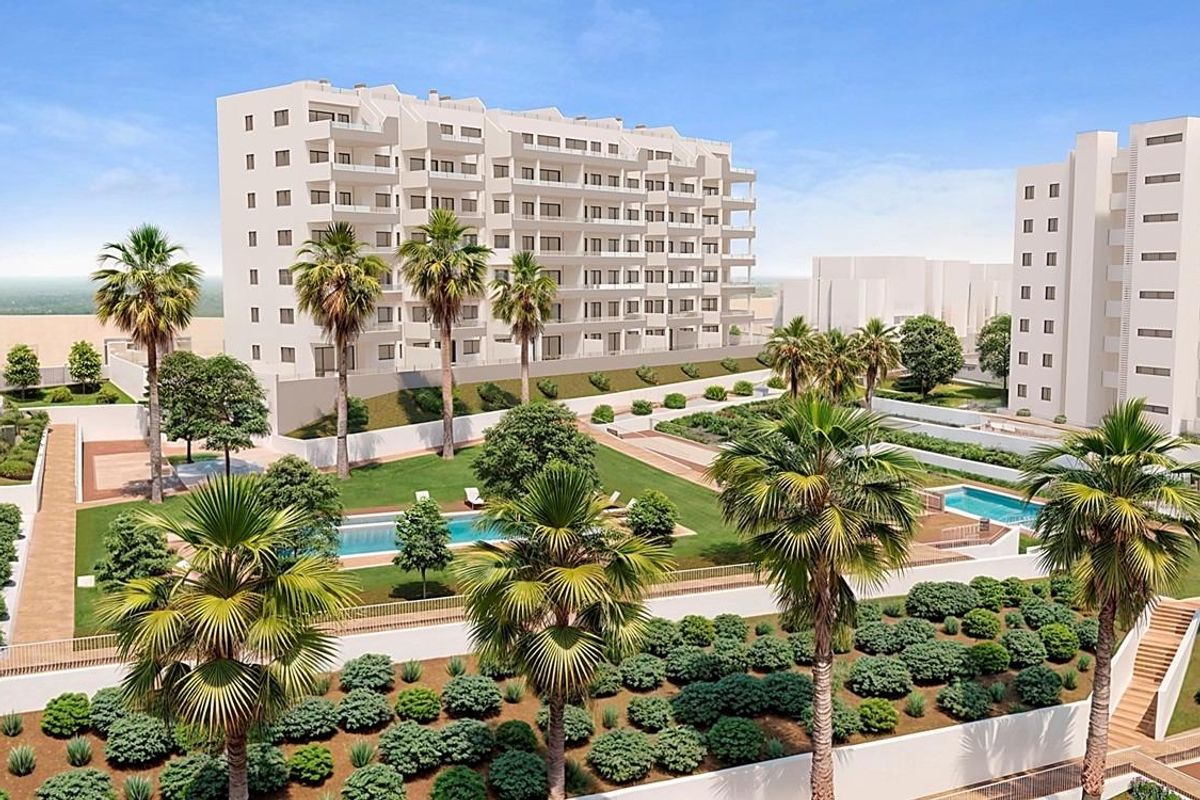 Een andere hoek van het penthousecomplex met zwembaden en beplanting in San Miguel de Salinas, Costa Blanca Zuid.