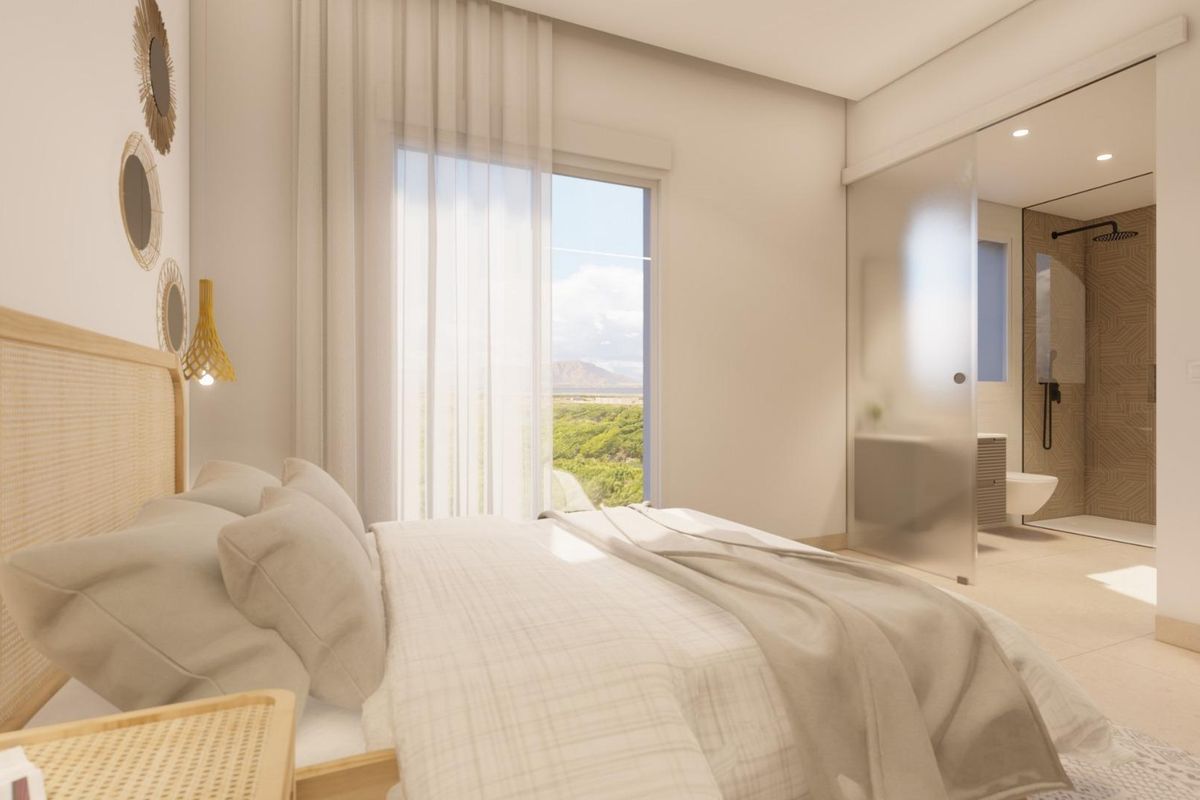 Heldere slaapkamer met prachtig uitzicht en een moderne badkamer in een 3-slaapkamer villa in Pilar de La Horadada, Spanje.