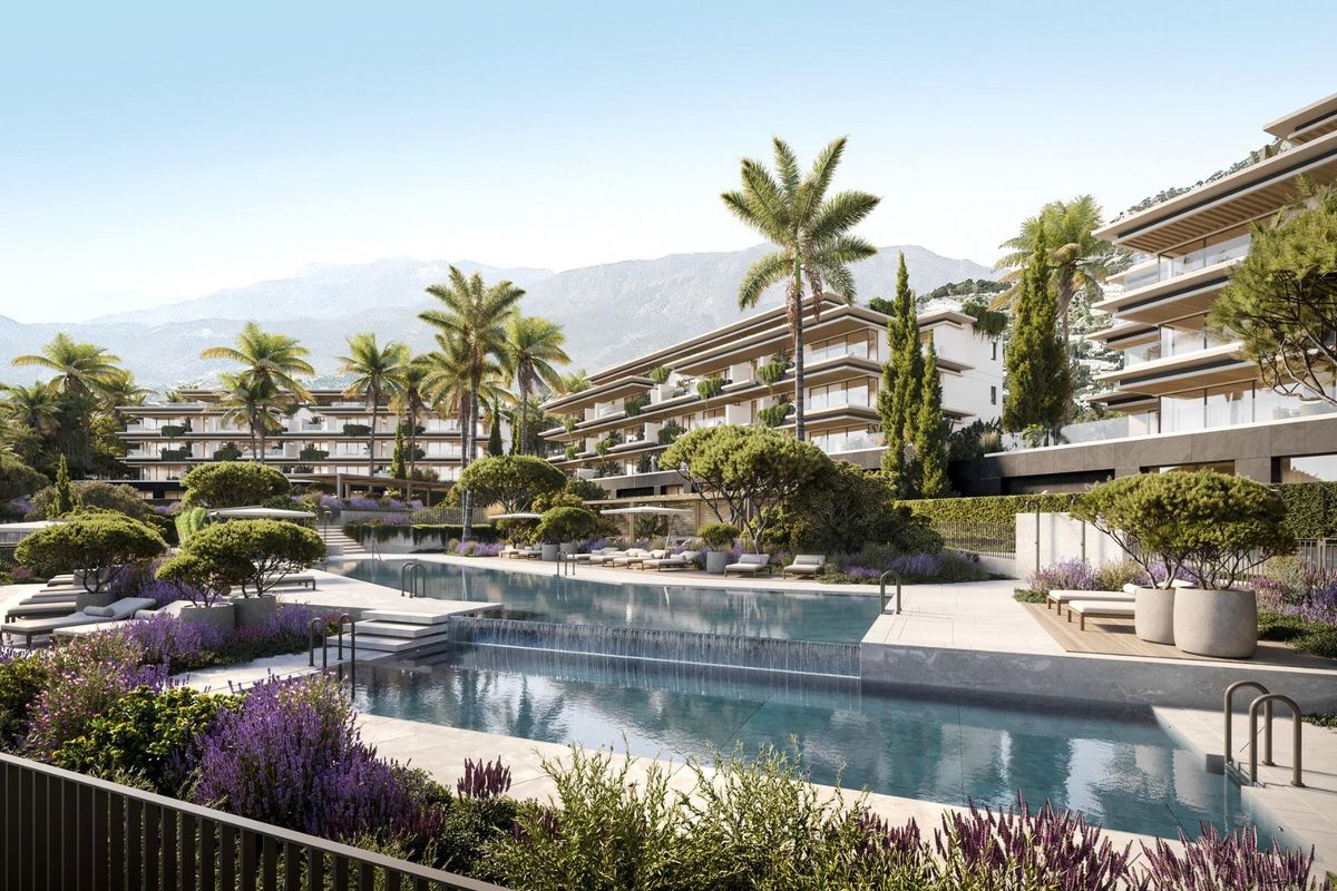 Sfeervol uitzicht op het zwembad en de tuinen bij een 3-slaapkamer appartement in Mijas, Costa del Sol.