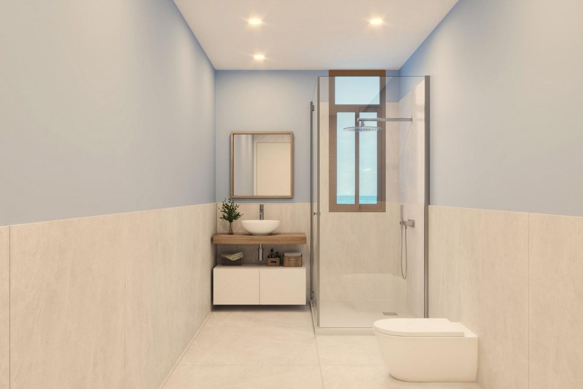 Tijdloze badkamer in het 3-slaapkamer appartement, met een inloopdouche en moderne armaturen in Villajoyosa.