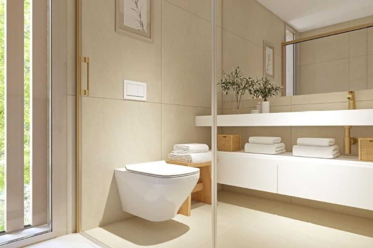 Strakke badkamer in het rijtjeshuis in Godella, benadrukt door moderne armaturen en decoratie.