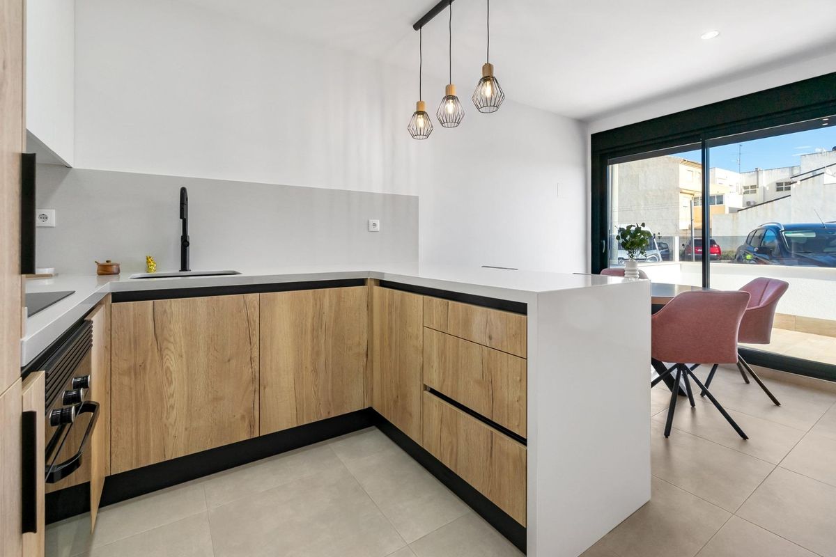 Gevorderde keuken in het appartement met strakke kasten en moderne functies in San Javier.
