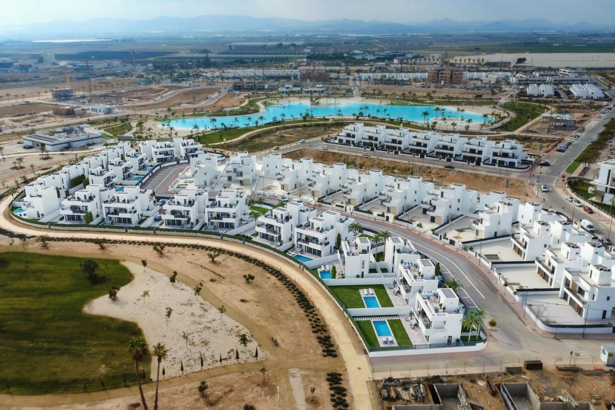 Luchtfoto van een modern villacomplex met zwembaden en groene gebieden in Torre Pacheco, Costa Calida.