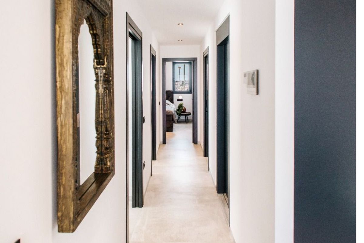 Heldere gang met moderne decoratie die leidt naar de kamers in Rojales, Costa Blanca Zuid, Spanje.