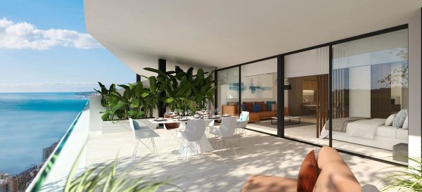 Ruimtelijk terras met eetgedeelte en uitzicht op de oceaan in een modern 3-slaapkamer appartement in Fuengirola.