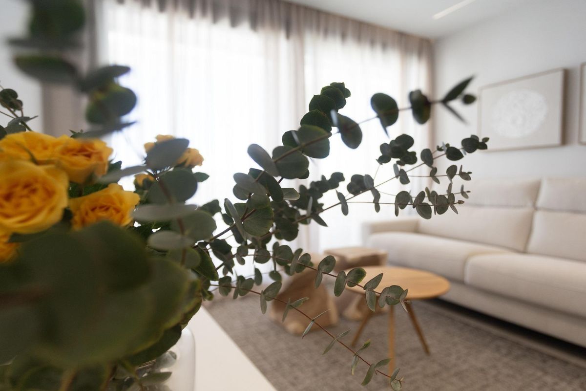 Close-up van decoratieve bloemen in de woonkamer, die kleur en warmte toevoegen aan het penthouse in Denia.
