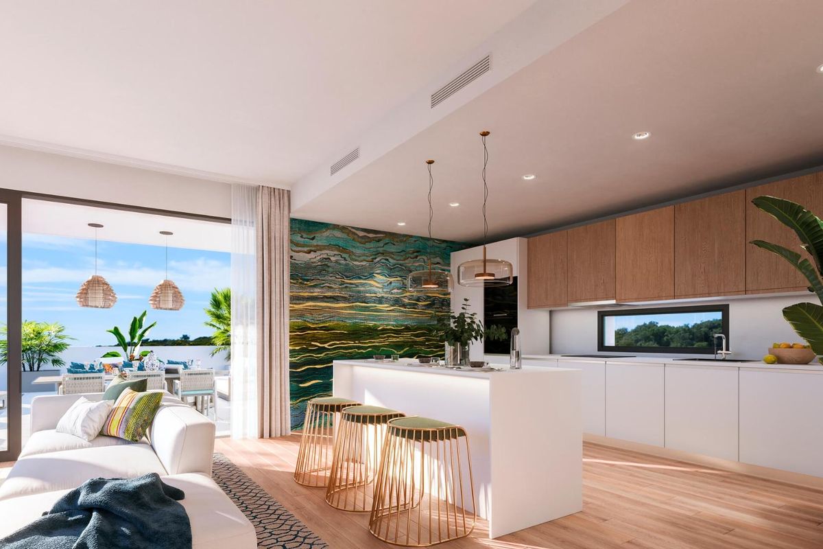 Moderne keuken met strak ontwerp en toegang tot een terras in het penthouse in Casares, Costa del Sol.