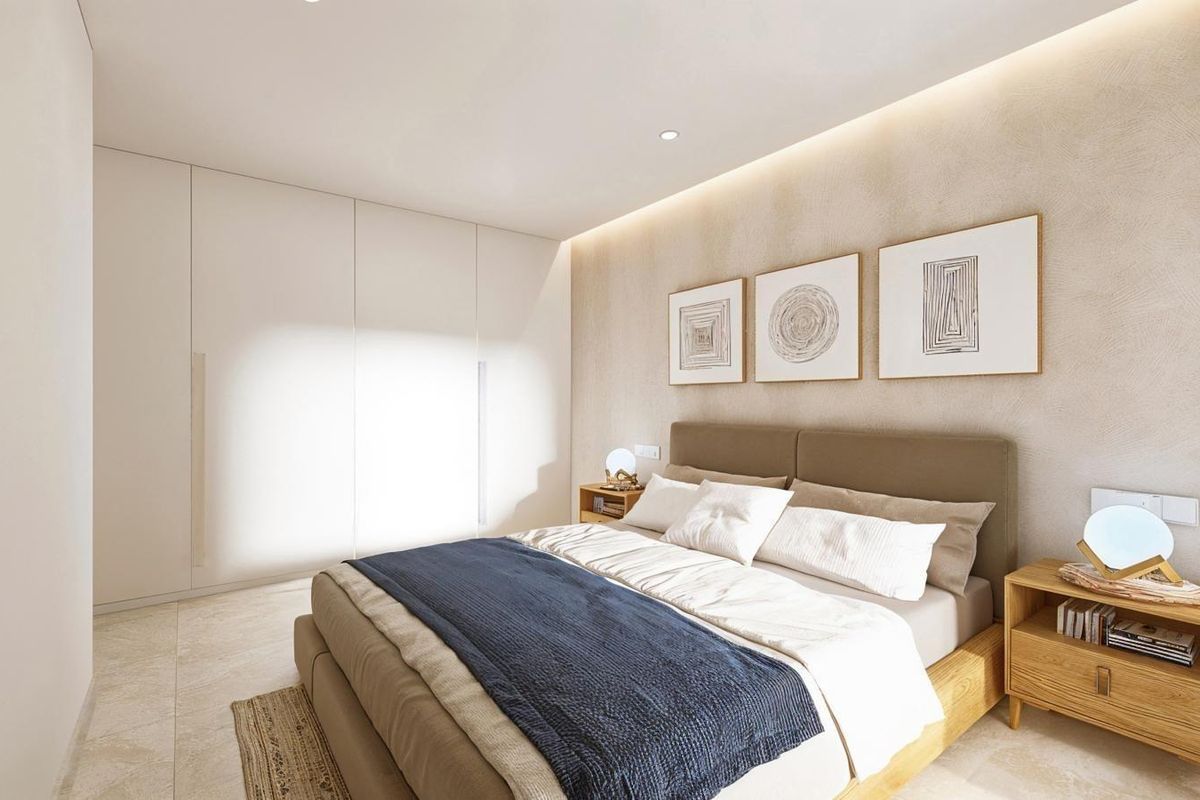 Moderne slaapkamer in de villa met een comfortabel bed en elegante decoratie, gelegen in San Pedro del Pinatar.