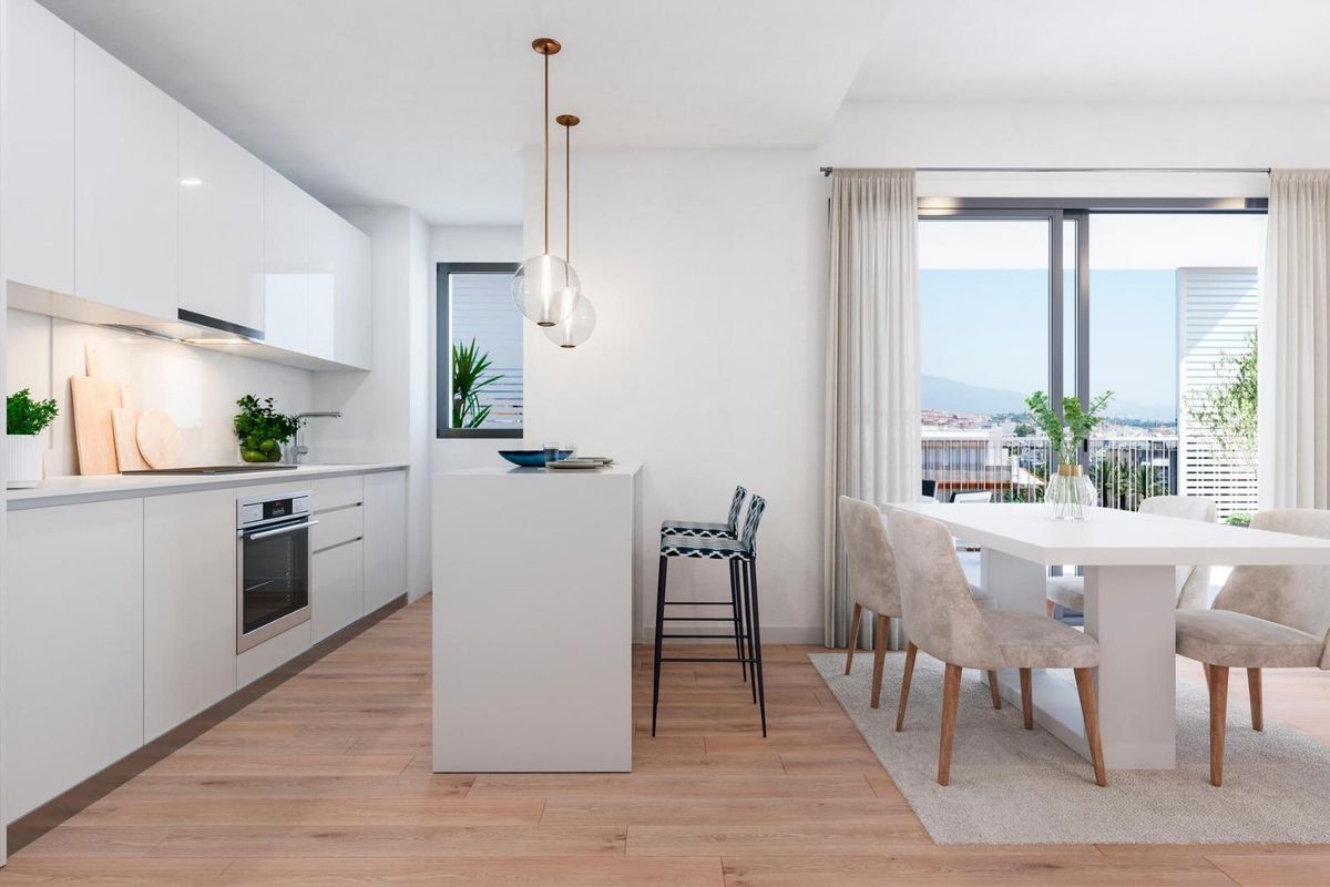 Moderne keuken en eetkamer met veel licht in een appartement met 2 slaapkamers in Estepona, Costa del Sol.