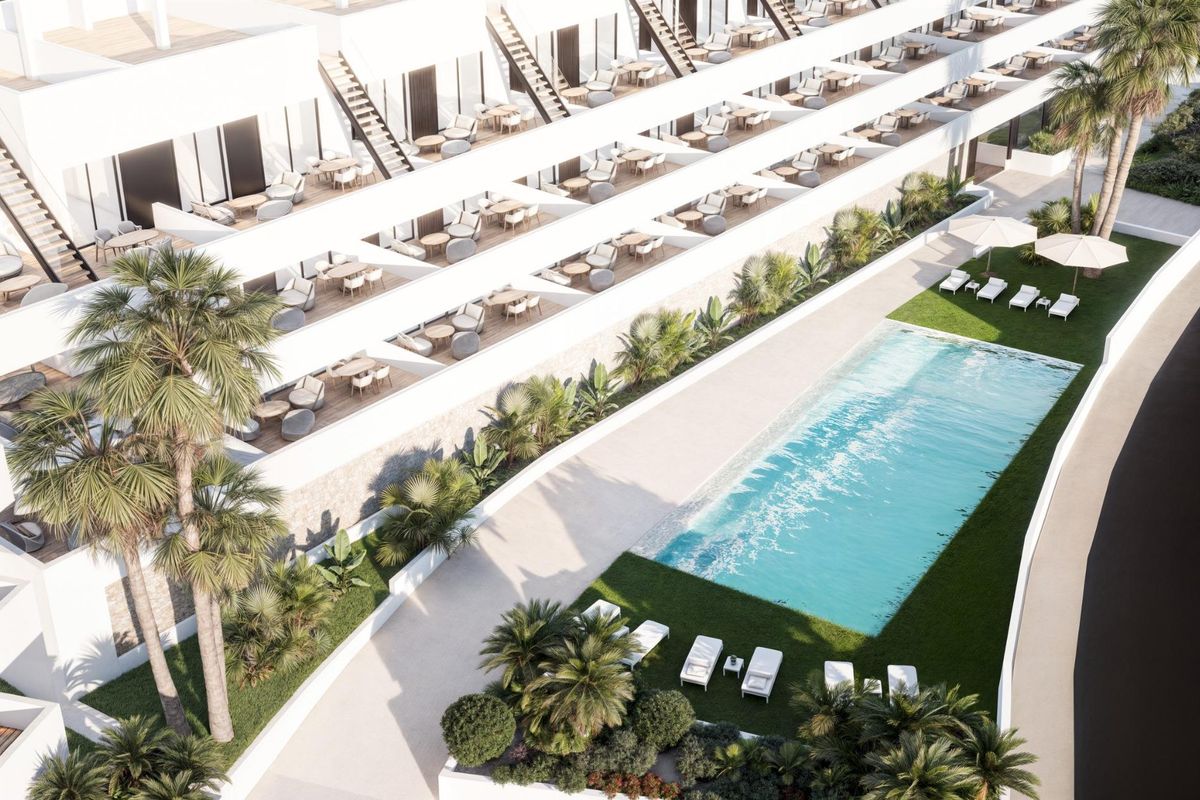 Gedetailleerd uitzicht op de zwembadfaciliteiten van de appartementen in Finestrat, met ligstoelen en tuinen.