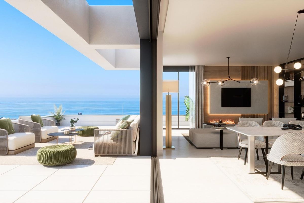 Ruime terras met zeezicht en modern meubilair in de woonkamer van de penthouse in Marbella.