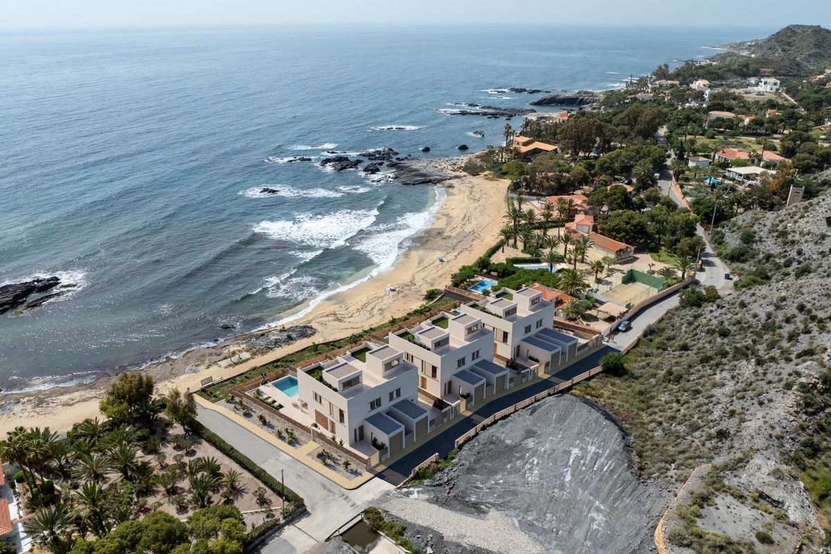 Luchtperspectief van herenhuizen langs de kust van Cuevas Del Almanzora, met zandstrand en zee.
