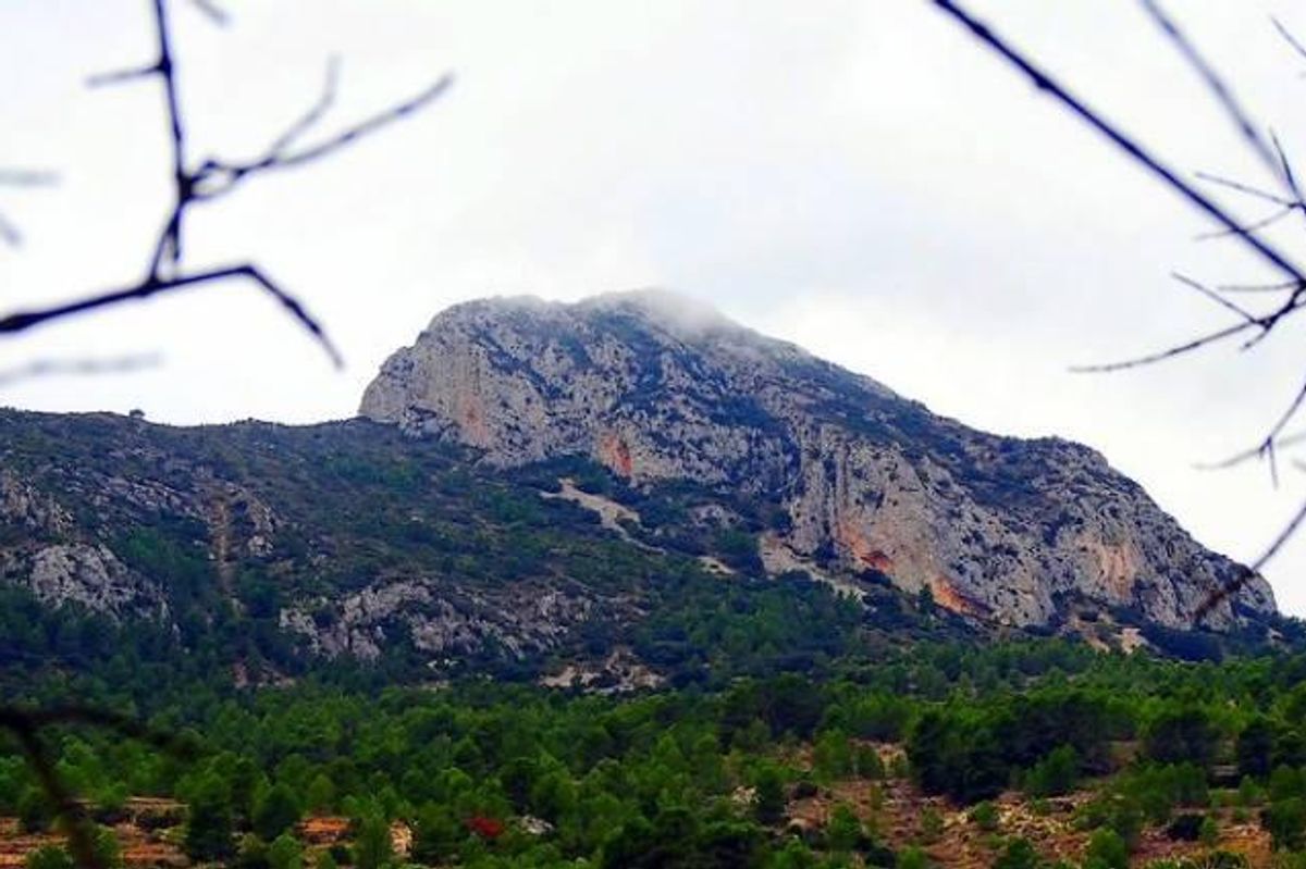Majestueuze rotsachtige berg met wolkenbedekking nabij La Romana, Costa Blanca Zuid