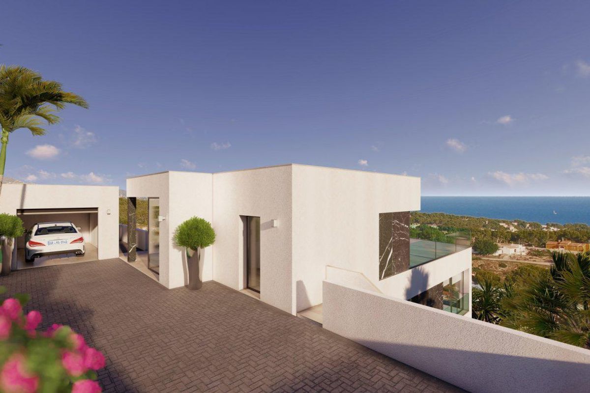Oprit en buitenkant van een moderne villa met uitzicht op de oceaan in Calpe, Costa Blanca Noord.
