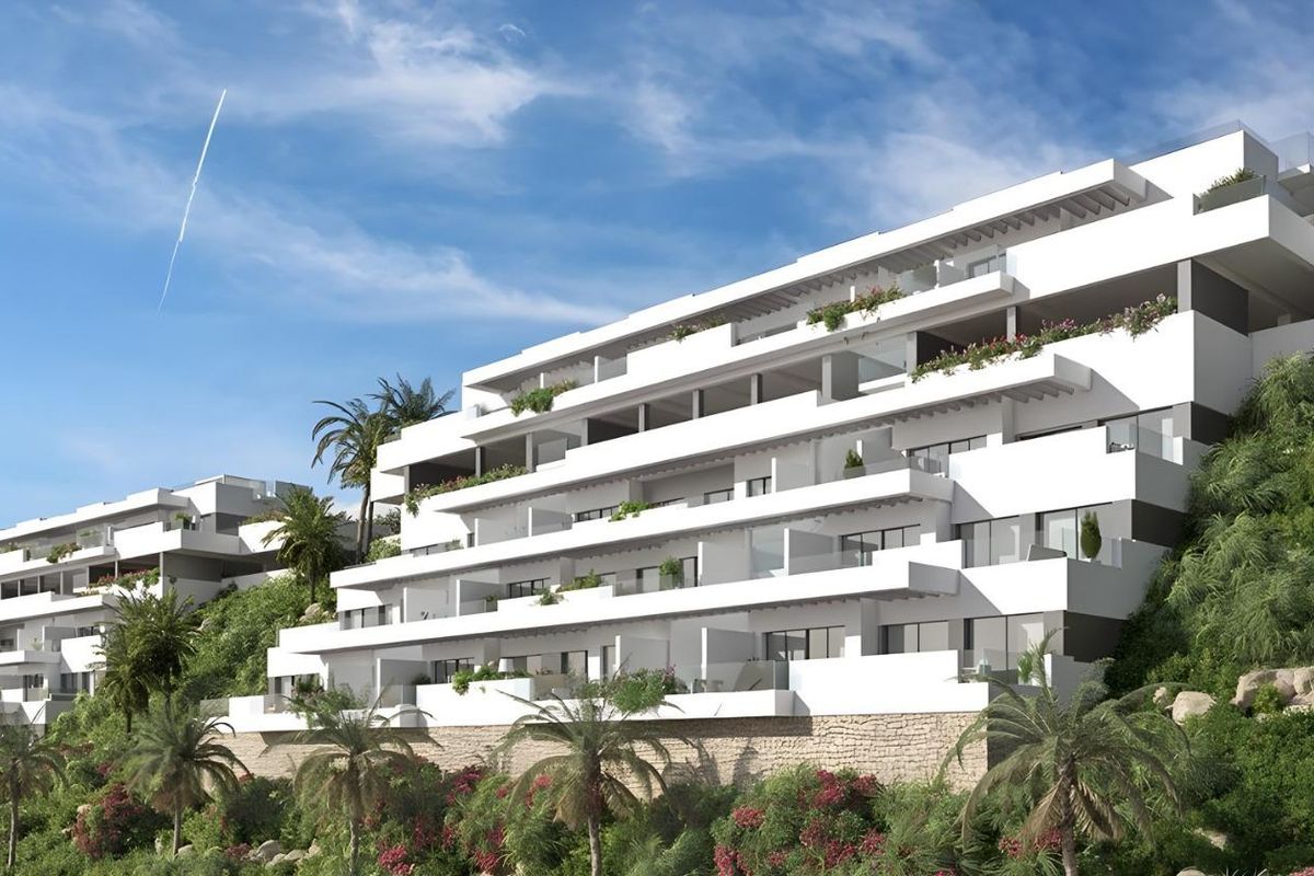 Modern architectonisch ontwerp van het penthousegebouw met weelderig groen in Mijas, Costa del Sol.