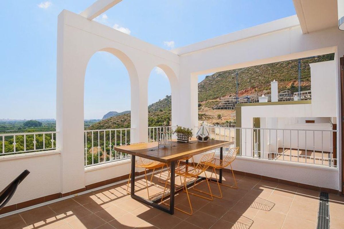 Charmant terras naast het appartement, met eetruimte en uitzicht op de bergen in Xeresa.