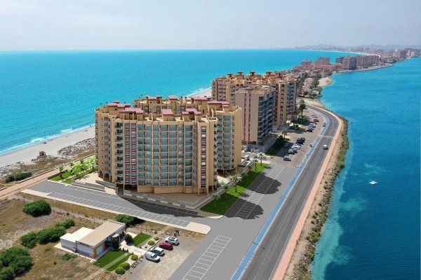 Luchtfoto van een 2-kamer appartementcomplex nabij La Manga del Mar Menor, met het strand en turquoise water.