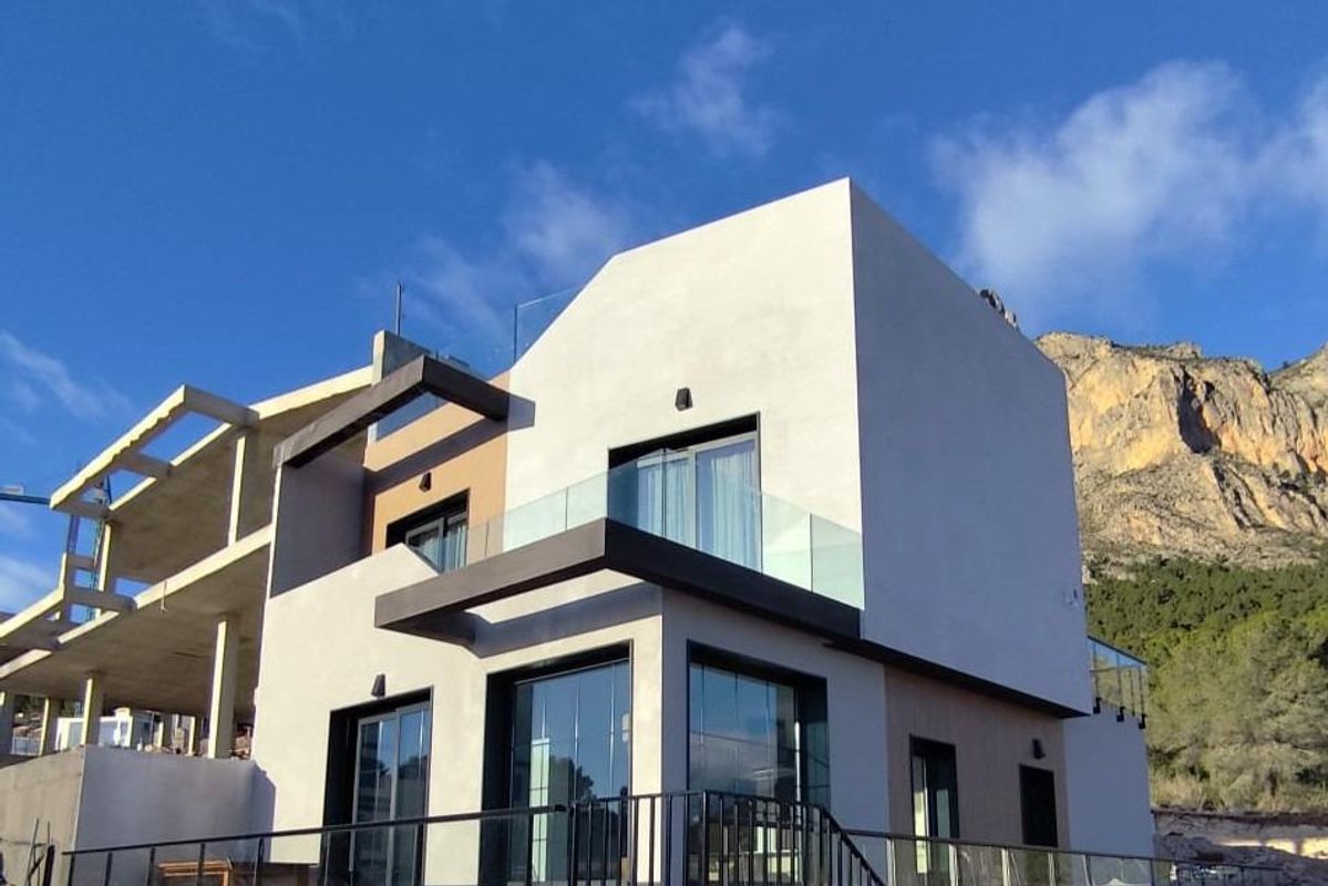 Buitenzicht op een hedendaagse townhouse in Polop, Costa Blanca, met moderne architectuur.
