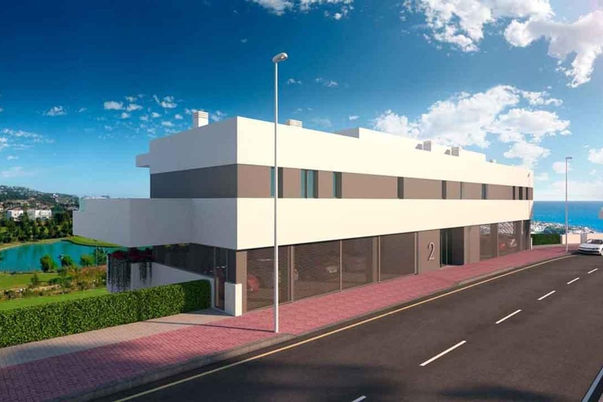 Contemporary buitenzijde van een appartementencomplex in Mijas, Costa del Sol, gelegen langs een serene weg.