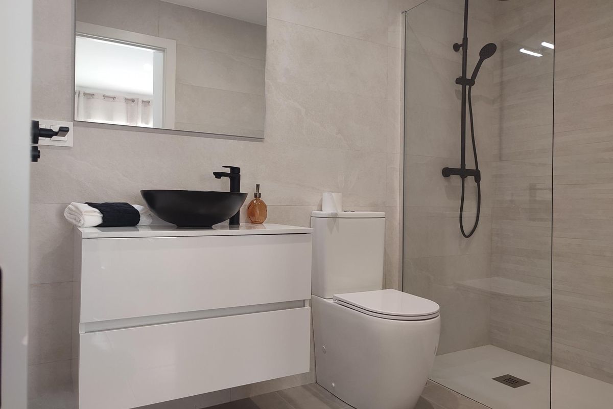 Chique badkamer met een glazen douche en moderne decoratie in een 3-slaapkamer townhouse in Torre Pacheco, Spanje.