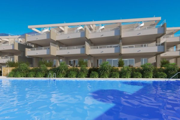 Moderne buitenzijde van een 2-slaapkamer appartement in Estepona, met een zwembad en aangelegde tuinen.