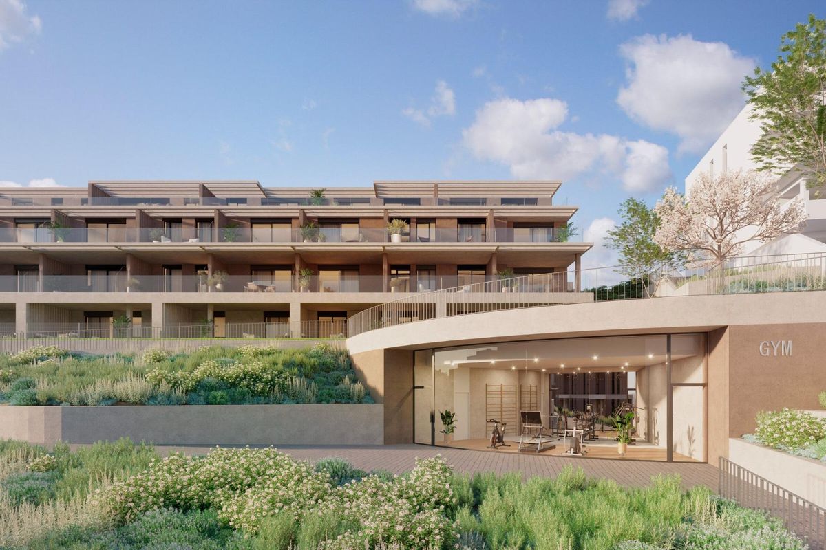 Toegang tot de gym van het appartementencomplex omringd door groen in Estepona, Costa del Sol.