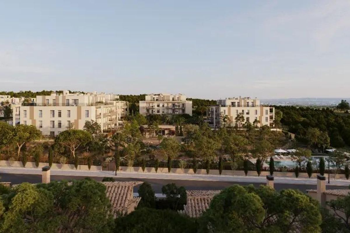 Luchtfoto van appartementencomplex en aangelegde gebieden in Godella, Costa Blanca Noord, Spanje.