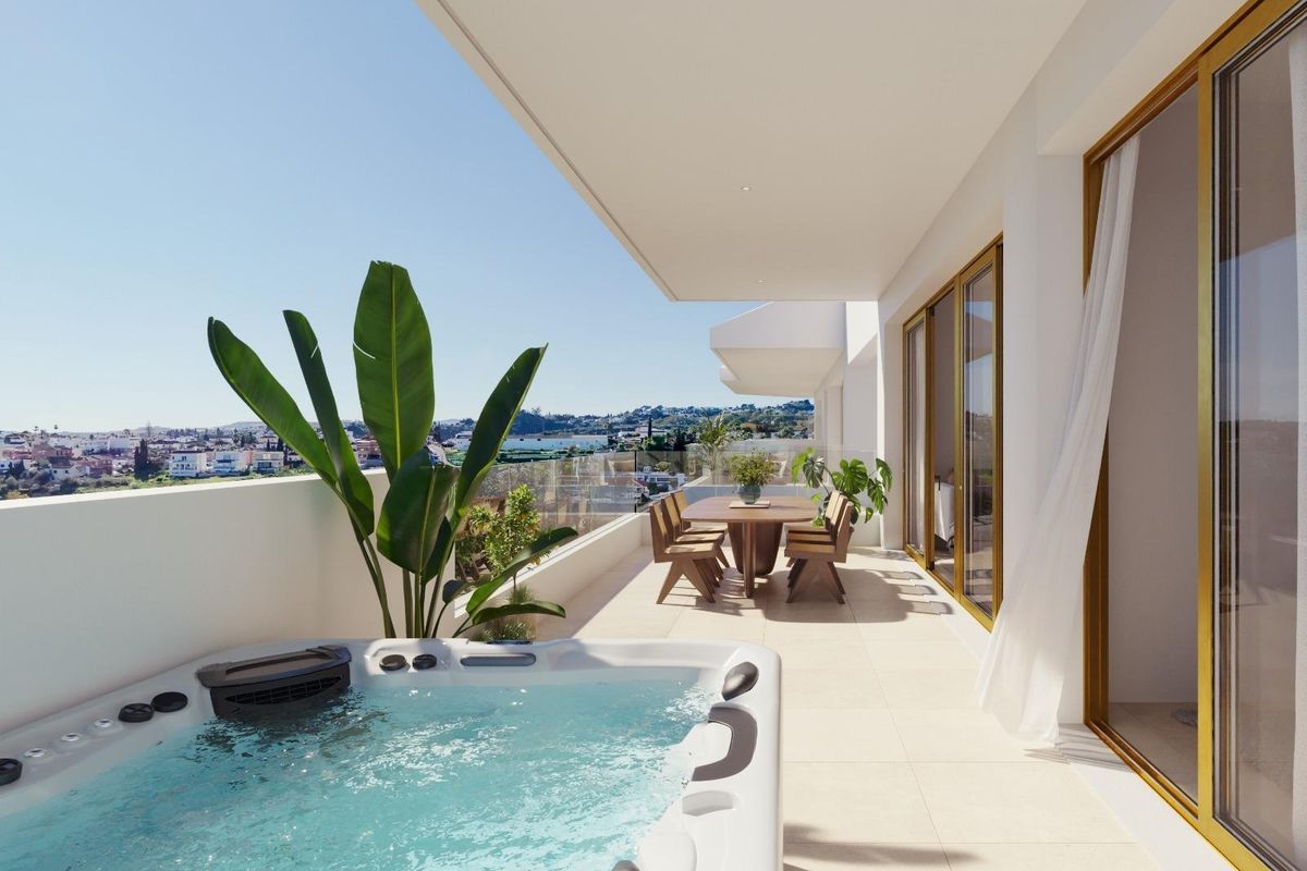Privéterras met jacuzzi in een penthouse in Fuengirola, perfect om te genieten van prachtige uitzichten en ontspanning.