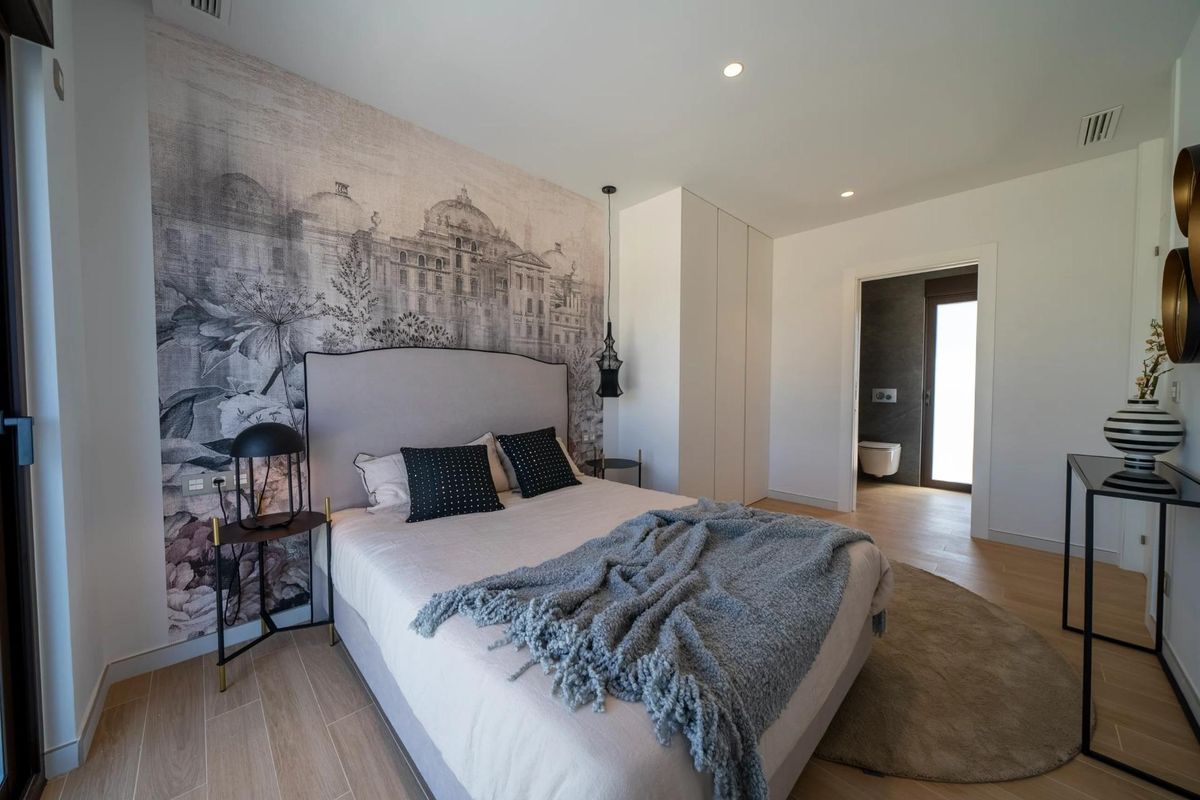 Strakke slaapkamer in een 3-slaapkamer villa in Finestrat, met smaakvolle decoraties en toegang tot zonlicht.