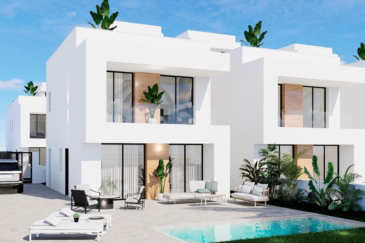 Buitenzicht op een moderne 3-slaapkamer townhouse in Orihuela Costa, met een zwembad en een groene tuin.