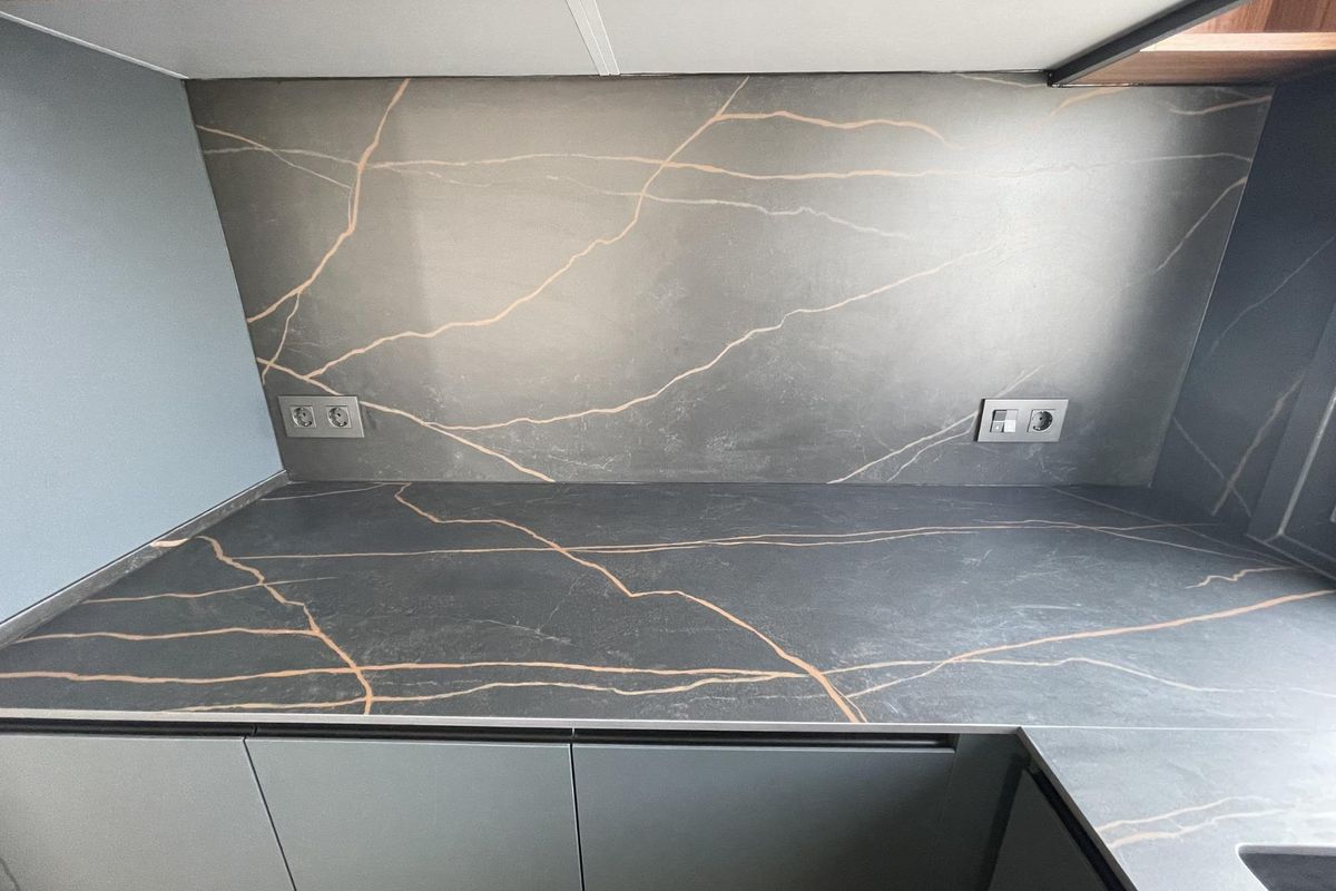 Close-up van het keukenblad met stijlvol zwart marmer met opvallende aderen in Rojales, Spanje.