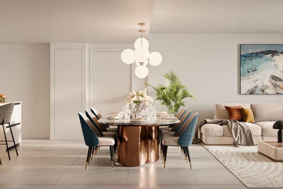 Elegante eetkamer en woonkamer met uitzicht, ontworpen voor comfort in een penthouse in Marbella.