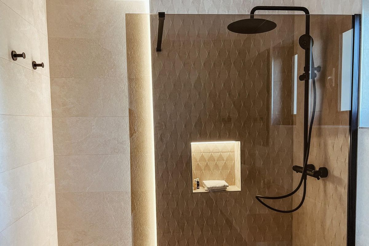 Elegante badkamer met een moderne douche in de 4-slaapkamer villa in Cuevas Del Almanzora.