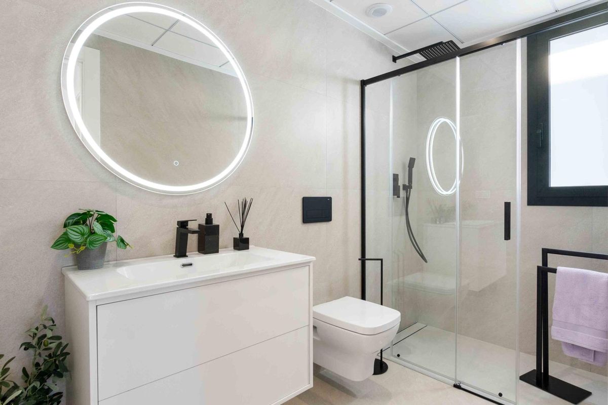 Modern badkamer in een 3-slaapkamer villa in Rojales, Costa Blanca Zuid, met strakke armaturen en een grote spiegel.