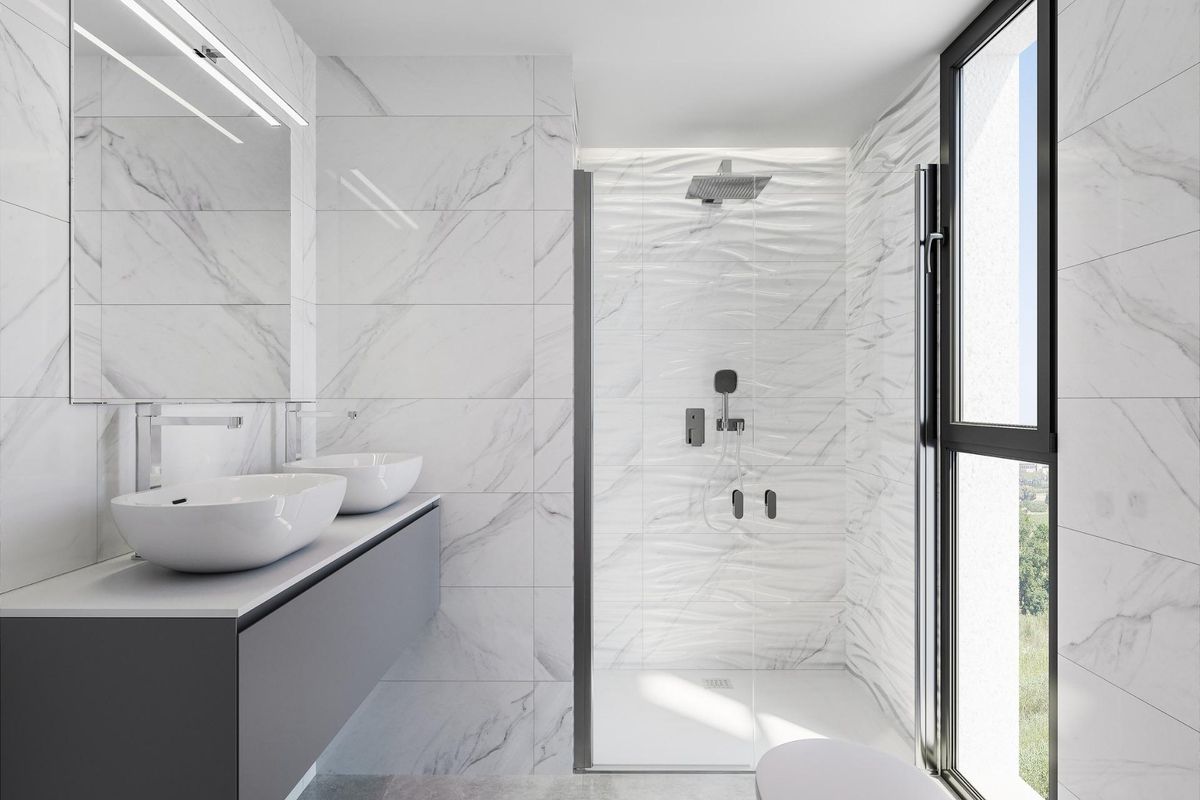 Luxueuze badkamer in een modern penthouse, met een ruime douche en elegante armaturen in Guardamar del Segura.