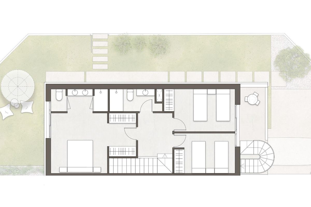 Tweede verdieping indeling van een ruime townhouse in Pilar de La Horadada met slaapkamers en woonruimtes.