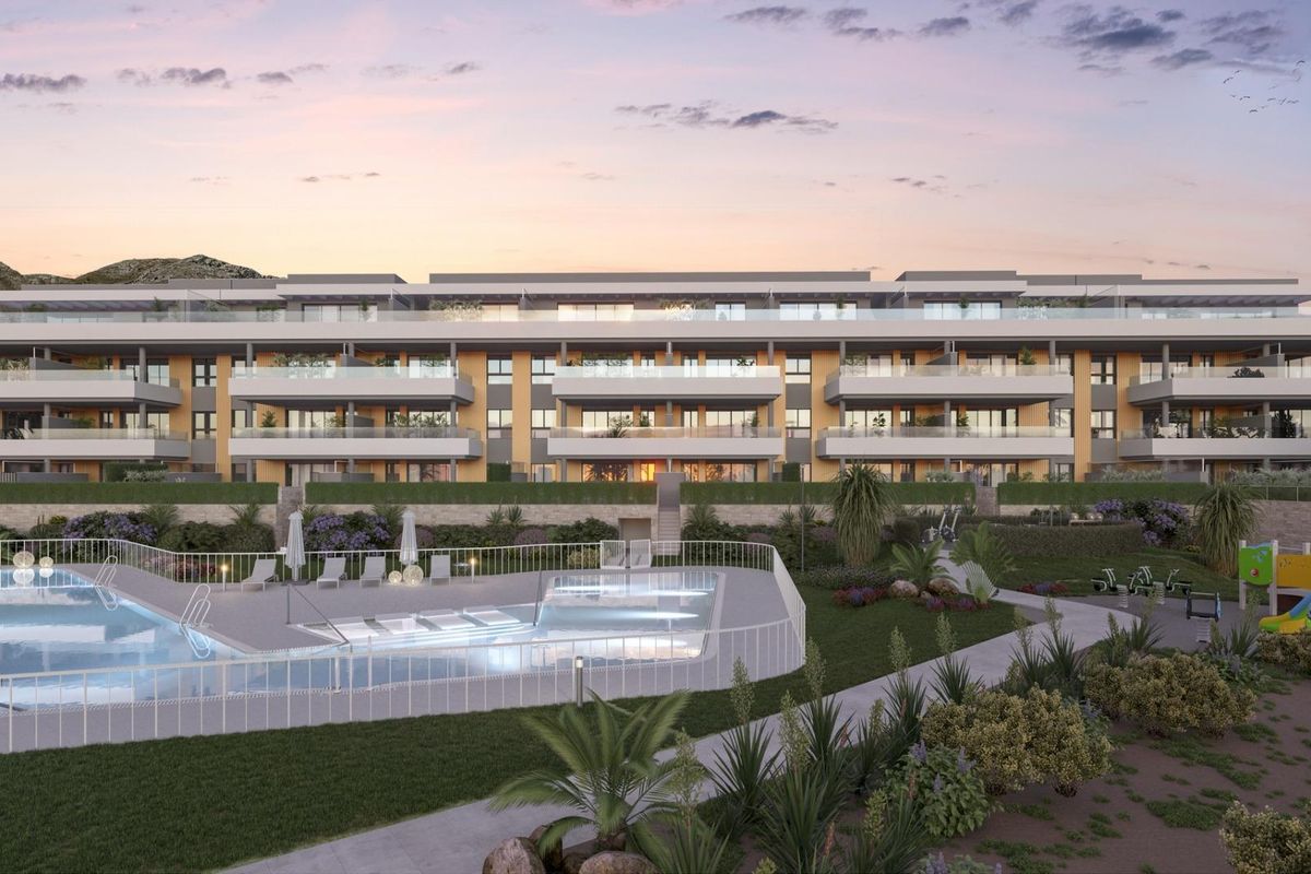 Schemerbeeld van het appartementcomplex in Torremolinos, met zwembad en groenvoorzieningen.