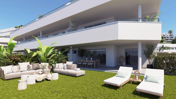 Buitenruimte van een gelijkvloerse 3-slaapkamer appartement in Estepona, met tuin en loungeruimte.