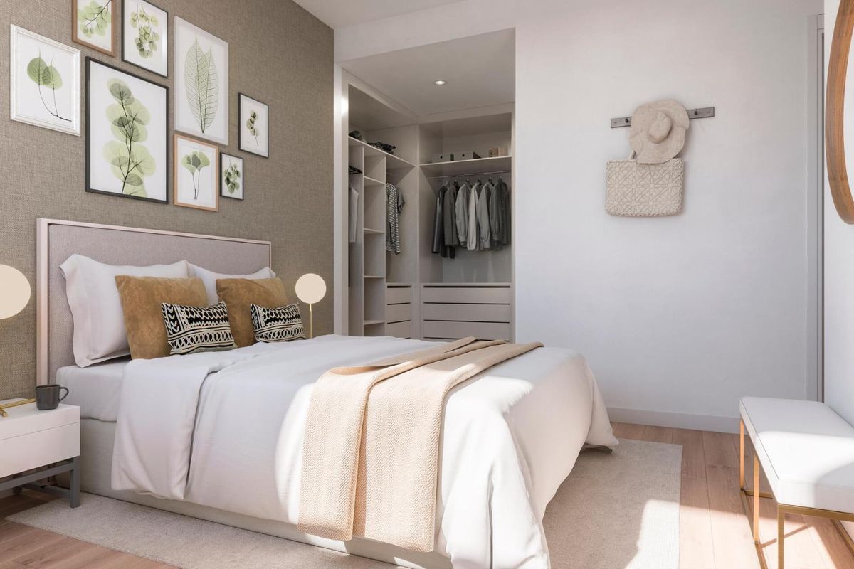 Gezellige slaapkamer met stijlvolle inrichting en kastruimte in een appartement met 2 slaapkamers in Estepona, Costa del Sol.