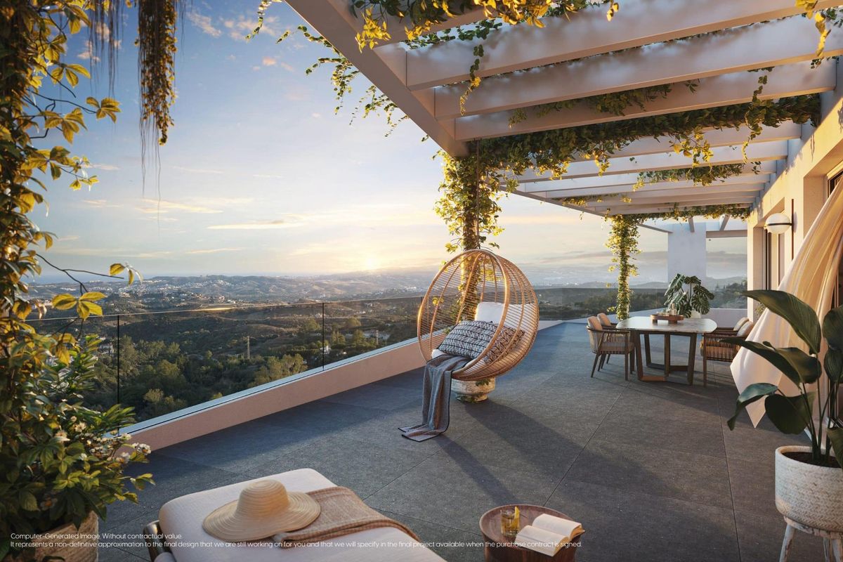 Overdekt terras met een schommelstoel, planten en panoramisch uitzicht over Mijas, Costa del Sol, ideaal voor avonden.