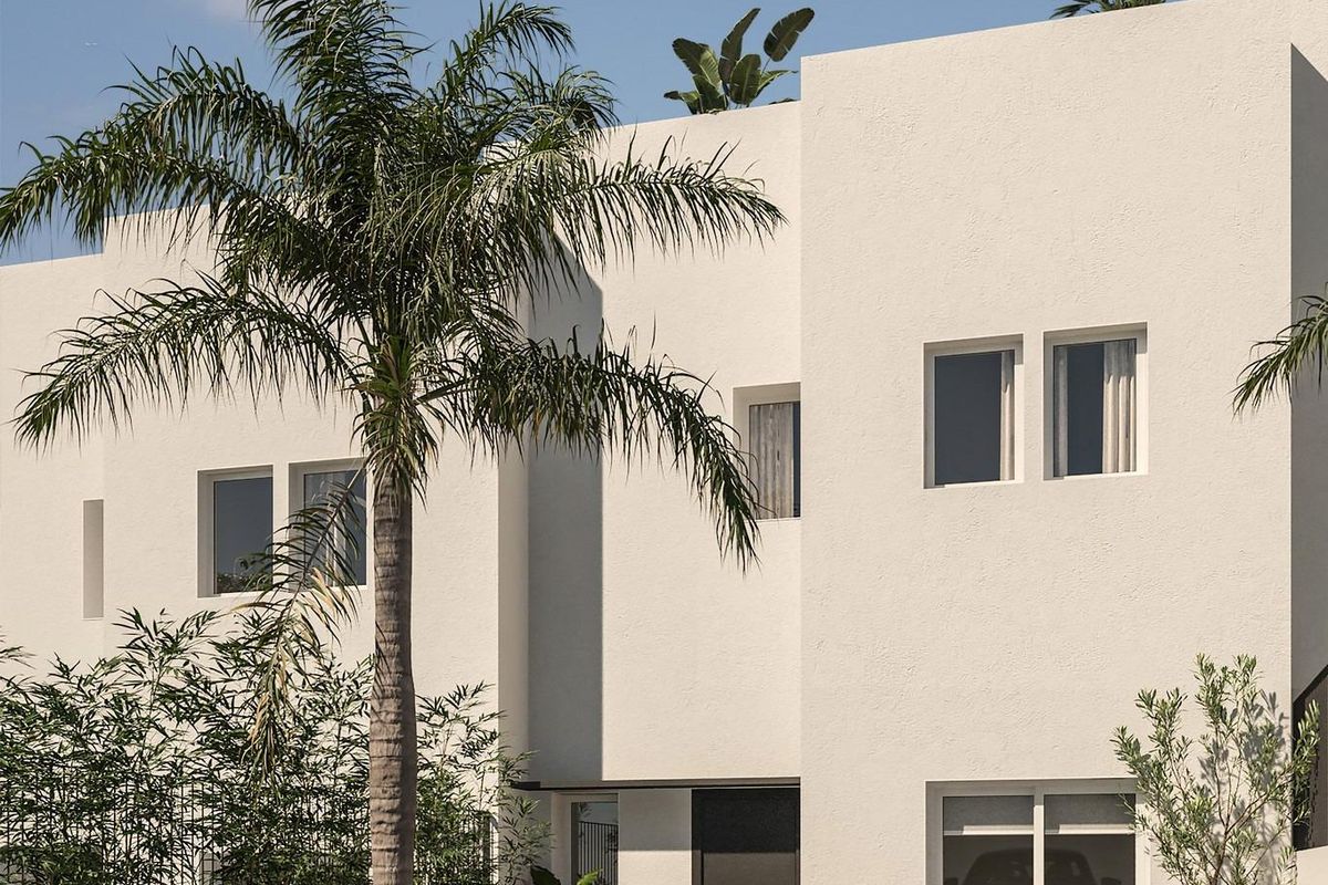 Charmant exterieur van een 3-slaapkamer huis omgeven door groen in Monforte del Cid.