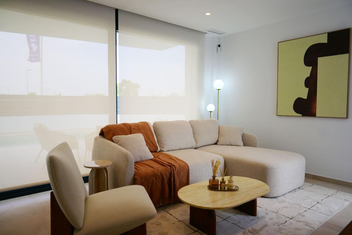 Gezellige woonkamer met een moderne bank en grote ramen, onderdeel van een 3-slaapkamer townhome in Dolores, Costa Blanca.