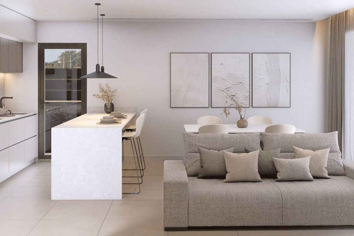 Open woon- en eetkamer met veel lichtinval