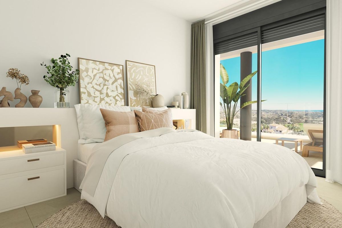 Uitnodigende slaapkamer met zachte kleuren en toegang tot het terras, met prachtig uitzicht in Mijas, Costa del Sol.