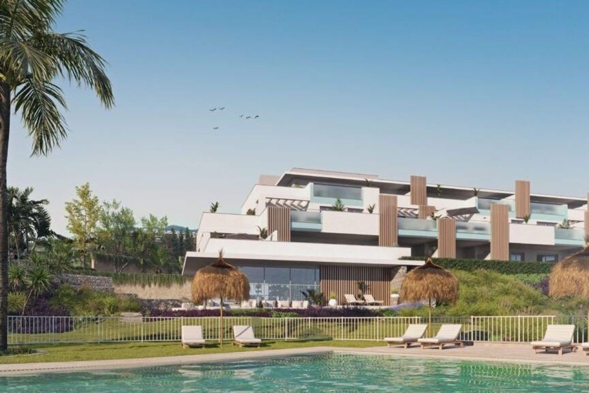 Modern appartementencomplex met een zwembad en weelderige beplanting in Casares, Costa del Sol.
